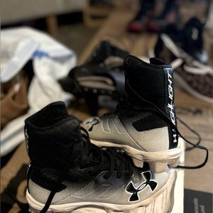 Youth baseball cleats
